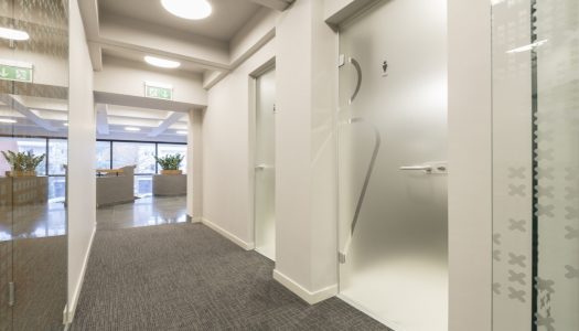 Przepisy warunkujące zastosowanie drzwi szklanych