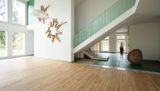 Wewnętrzna szklana balustrada – jak wybrać odpowiednie okucia?