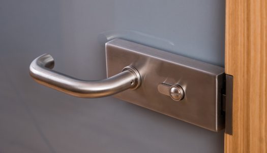 Drzwi dopasowane do wnętrza – jak zamocować drzwi szklane, by pasowały do aranżacji?