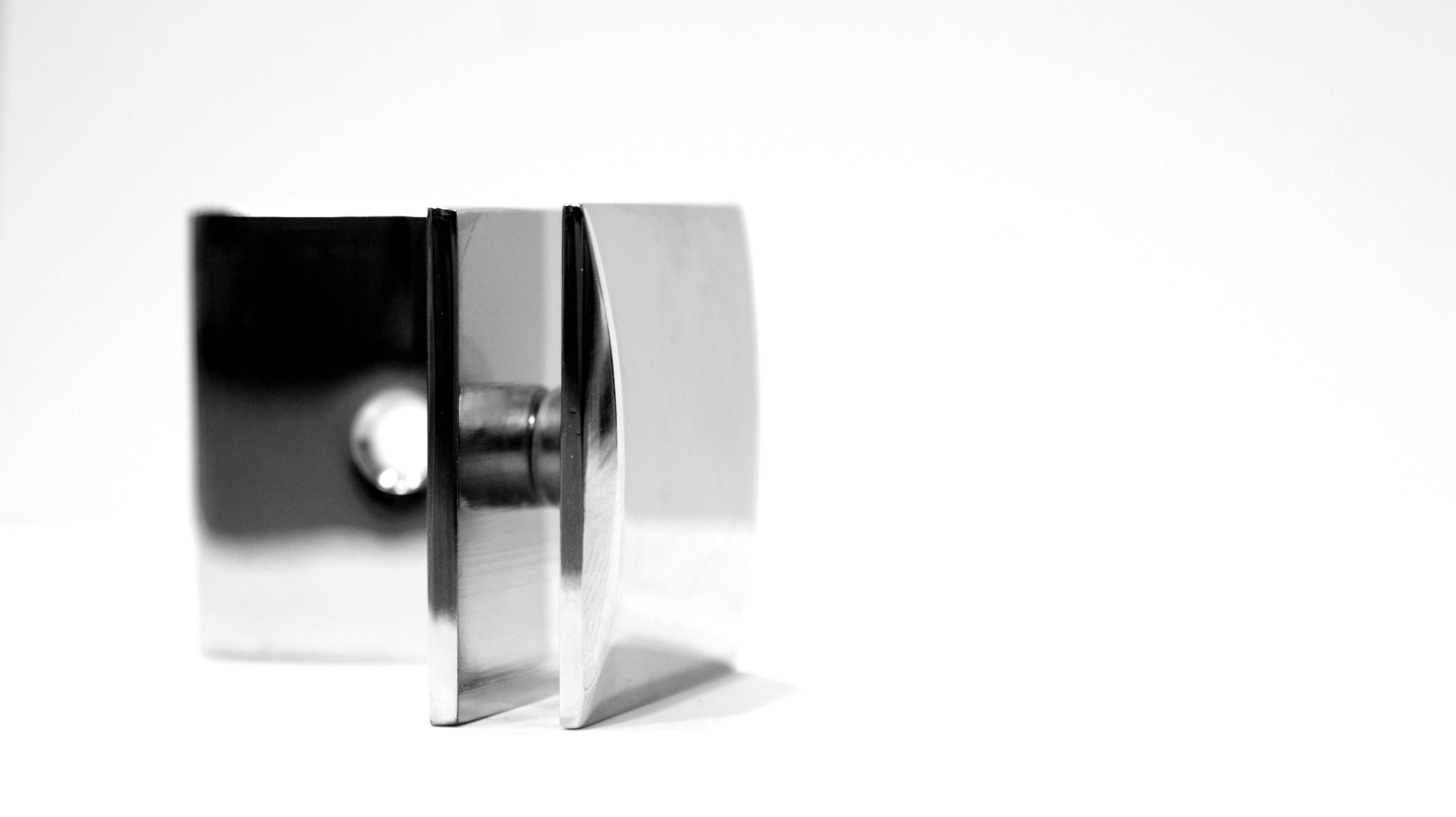 Klamra dedykowana kabinom prysznicowym w wykończeniu połysk