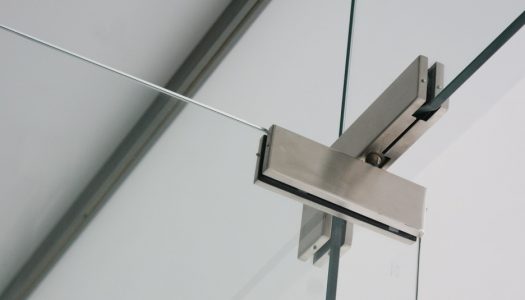 Jak montować szkło z pomocą akcesoriów do struktur bezramowych?